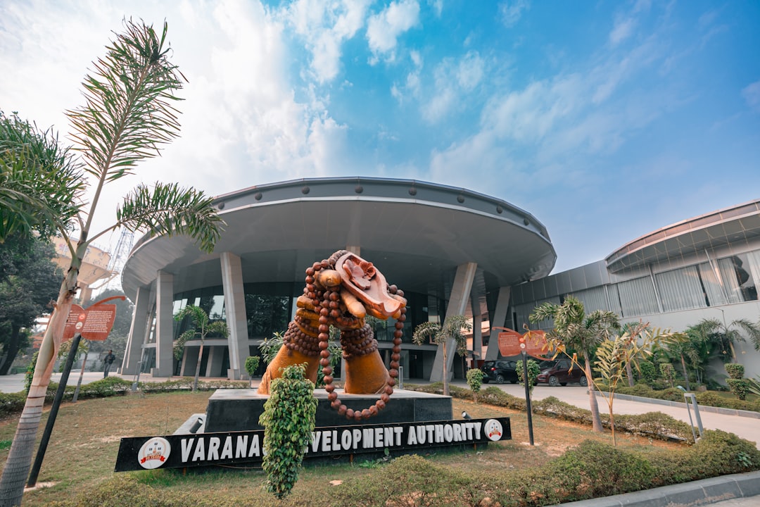 modern-building-with-large-sculpture-and-blue-sky-gnzg0yhc2r4